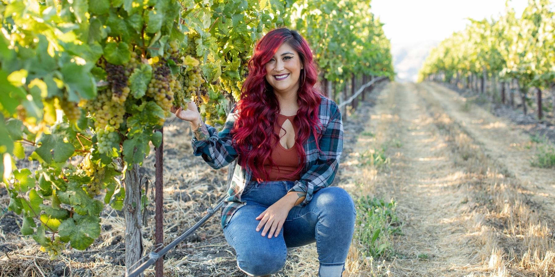 Clienta de WEV, Nancy Ulloa, trabajando en un viñedo para su negocio, Ulloa Cellars