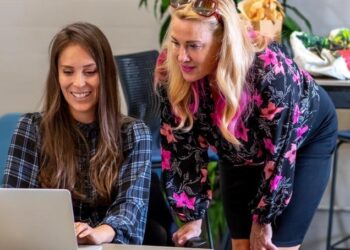 La instructora Siouxsie Jennett analiza la estrategia de marketing digital con la empresaria Julia Crowson.