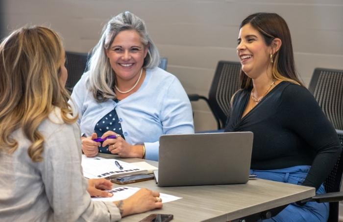 Compañeras de clase aprendiendo a escribir un lean business canvas y trabajando en sus planes