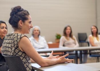Community member, Kelly Almeida, and classmates discuss business planning in a WEV business class.