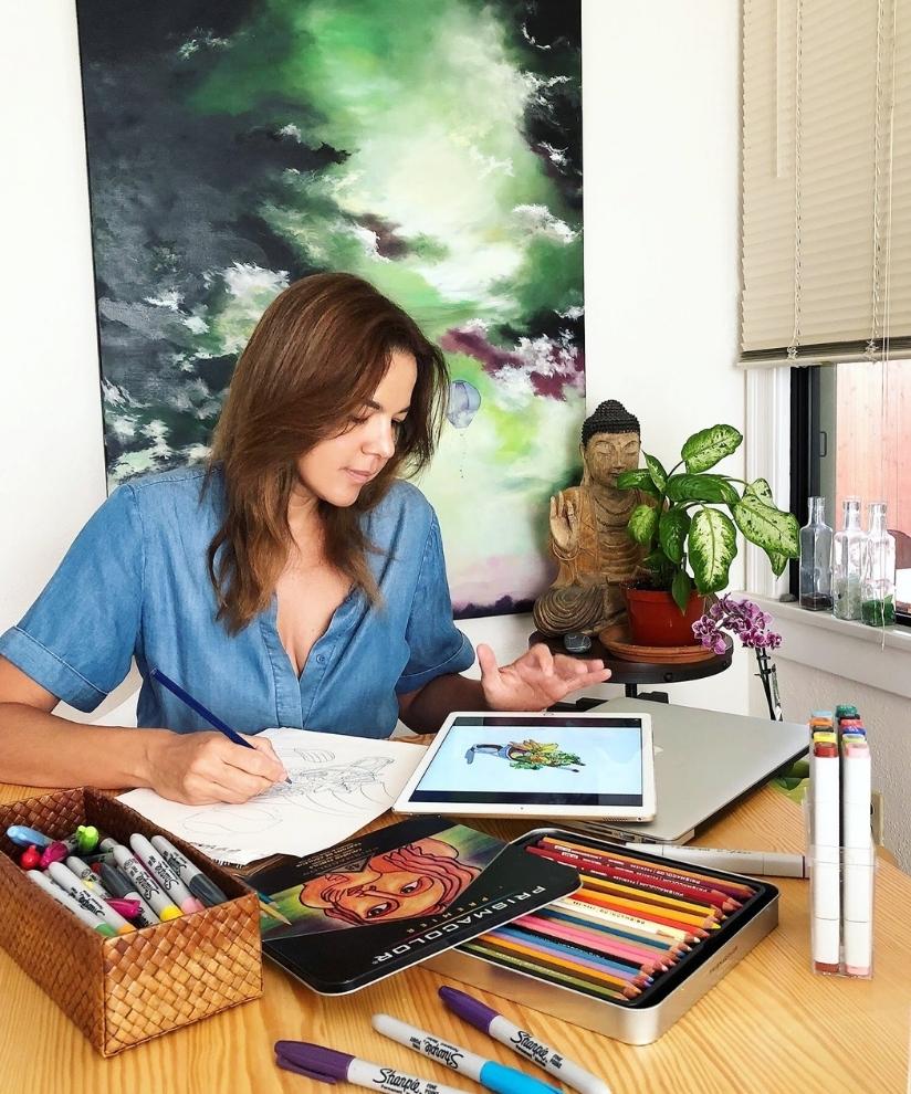 Claudia Pardo, cliente de WEV, en su estudio creando arte para su negocio, Everyday Buddha