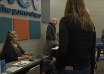 Socios de la comunidad WEV ayudando a negocios.