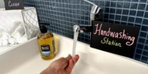 La estación de lavado de manos es utilizada por la clientela cuando entran como parte del protocolo normal en Frenchies Modern Nail Salon. Foto enviada.